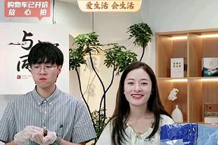 难受？水花兄弟在比赛结束后迟迟不肯离场 库里抱头&克莱发呆